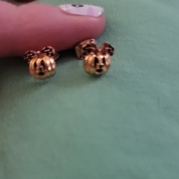 Elegant Gold Mouse Icon Stud Earrings - Picture 3 of 3